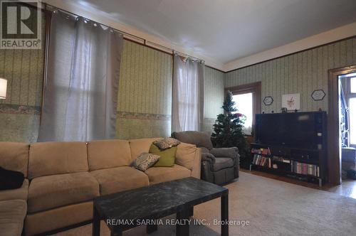 31 King Street E, Lambton Shores, ON - Indoor Photo Showing Living Room