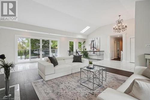 20 Craven Avenue, Burlington (Grindstone), ON - Indoor Photo Showing Living Room