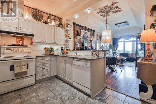 705 - 1 Leaside Park Drive, Toronto, ON - Indoor Photo Showing Kitchen