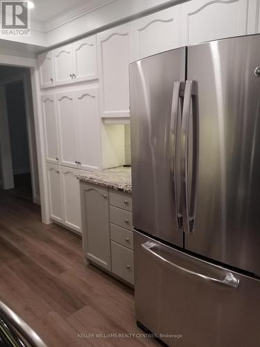 18 Cypress Court, Aurora, ON - Indoor Photo Showing Kitchen