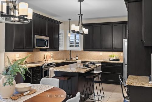 39 Colville Avenue, Clarington (Bowmanville), ON - Indoor Photo Showing Kitchen With Upgraded Kitchen