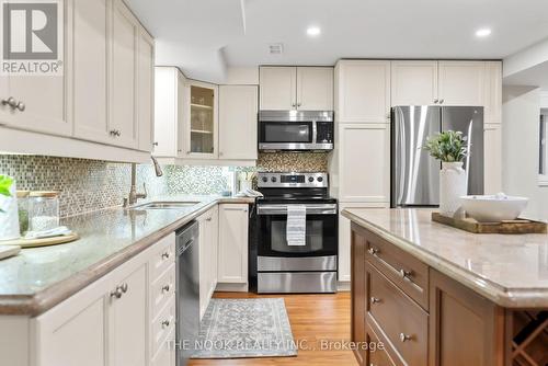 39 Colville Avenue, Clarington (Bowmanville), ON - Indoor Photo Showing Kitchen With Upgraded Kitchen