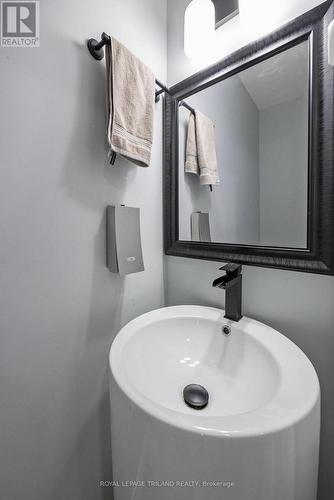 1534 Perth Avenue, London, ON - Indoor Photo Showing Bathroom