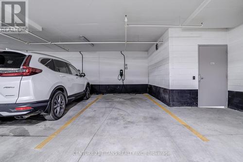 1702W - 27 Bathurst Street, Toronto, ON - Indoor Photo Showing Garage