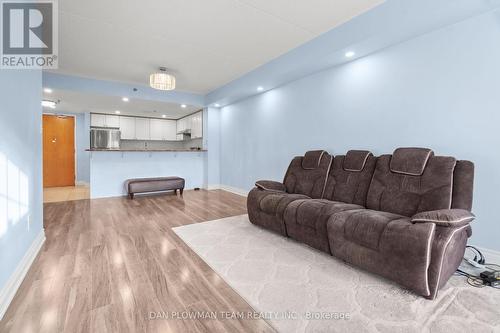 201 - 7428 Markham Road, Markham, ON - Indoor Photo Showing Living Room