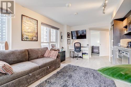 418 - 9 Mabelle Avenue, Toronto, ON - Indoor Photo Showing Living Room