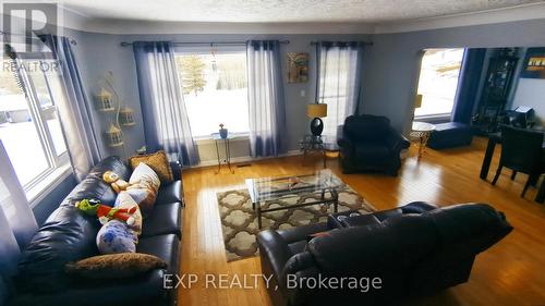 43 Gyles Point Road, Parry Sound, Unorganized District, ON - Indoor Photo Showing Living Room