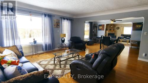 43 Gyles Point Road, Parry Sound, Unorganized District, ON - Indoor Photo Showing Living Room