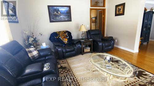 43 Gyles Point Road, Parry Sound, Unorganized District, ON - Indoor Photo Showing Living Room