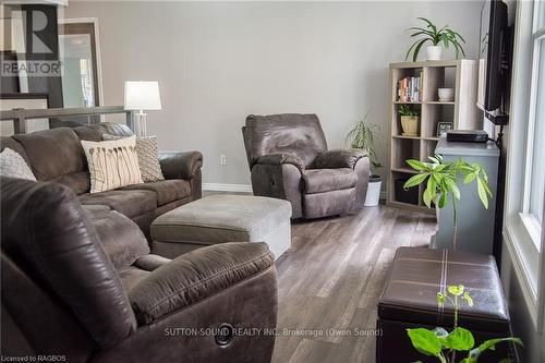 109 Shepard Lake Road, Georgian Bluffs, ON - Indoor Photo Showing Living Room