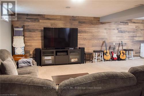 109 Shepard Lake Road, Georgian Bluffs, ON - Indoor Photo Showing Living Room