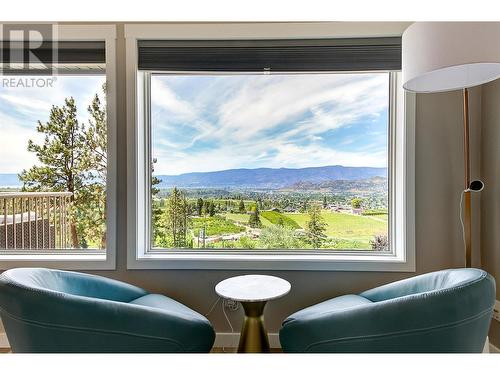 Beautifully updated Rancher with stunning views! - 1044 James Hockey Place, Kelowna, BC - Indoor