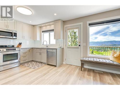 1044 James Hockey Place, Kelowna, BC - Indoor Photo Showing Kitchen With Upgraded Kitchen