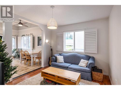 Bright Living room off of the kitchen area, great for entertaining - 615 Sutherland Avenue, Kelowna, BC - Indoor Photo Showing Living Room