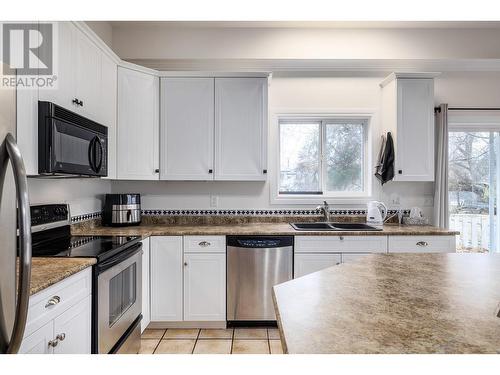 615 Sutherland Avenue, Kelowna, BC - Indoor Photo Showing Kitchen With Double Sink