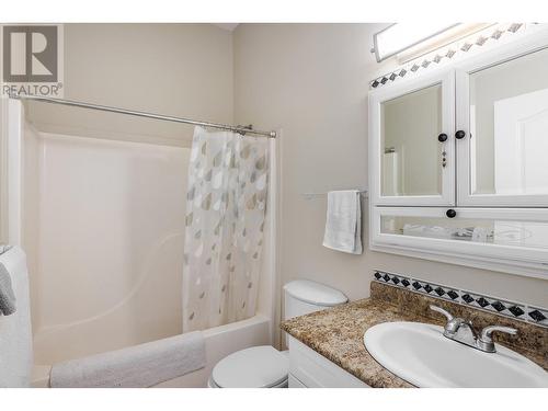 Primary Ensuite on Main floor - 615 Sutherland Avenue, Kelowna, BC - Indoor Photo Showing Bathroom