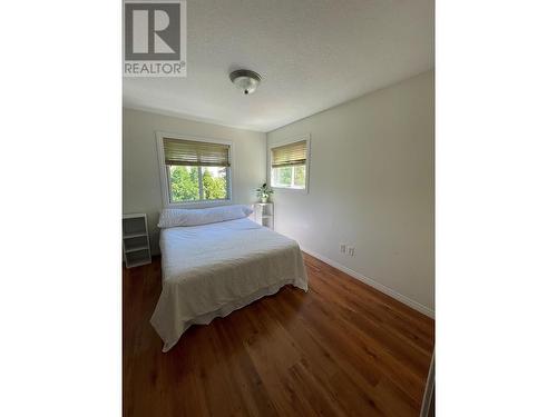 Second Bedroom upstairs with private ensuite - 615 Sutherland Avenue, Kelowna, BC - Indoor Photo Showing Bedroom