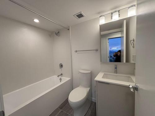 23Xx 10333 133 Street, Surrey, BC - Indoor Photo Showing Bathroom