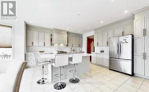 48 Routledge Drive, Richmond Hill, ON - Indoor Photo Showing Kitchen