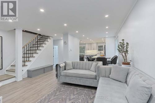 2431 Ploughshare Court, Mississauga, ON - Indoor Photo Showing Living Room