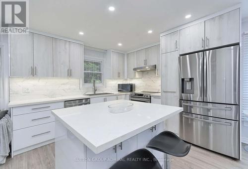 2431 Ploughshare Court, Mississauga, ON - Indoor Photo Showing Kitchen With Upgraded Kitchen