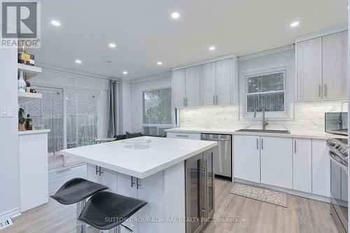 2431 Ploughshare Court, Mississauga, ON - Indoor Photo Showing Kitchen With Upgraded Kitchen