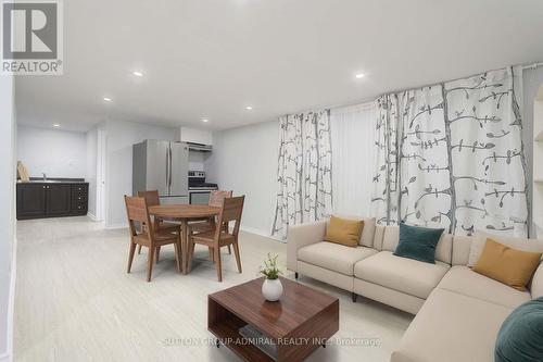 2431 Ploughshare Court, Mississauga, ON - Indoor Photo Showing Living Room