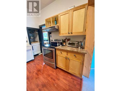 919 Edgewood Avenue, Nelson, BC - Indoor Photo Showing Kitchen