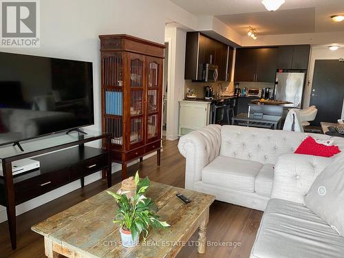 411 - 60 Berwick Avenue, Toronto, ON - Indoor Photo Showing Living Room