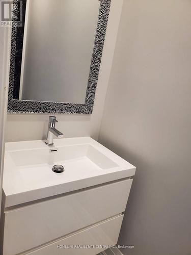 588 Stone Street, Oshawa, ON - Indoor Photo Showing Bathroom