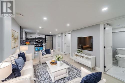 2533 Turner, Windsor, ON - Indoor Photo Showing Living Room