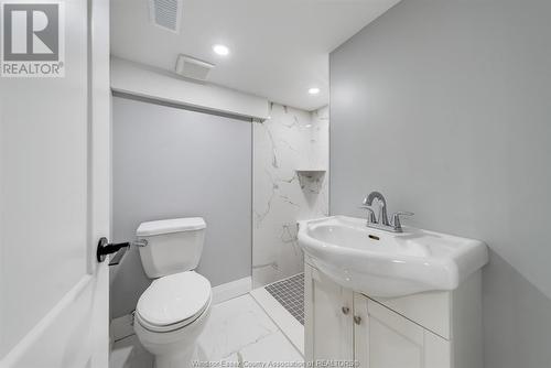 2533 Turner, Windsor, ON - Indoor Photo Showing Bathroom