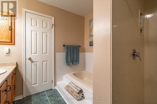 19 - 2155 Duncaster Drive, Burlington, ON - Indoor Photo Showing Bathroom