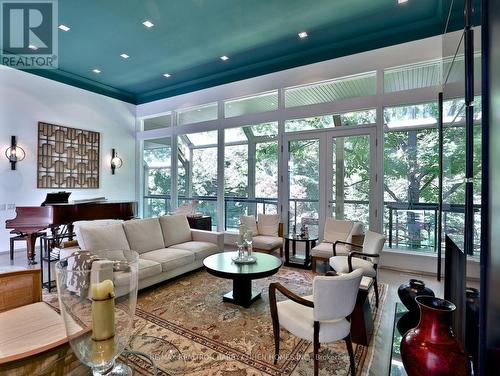 18 Timberglade Court, Toronto, ON - Indoor Photo Showing Living Room