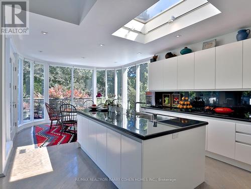 18 Timberglade Court, Toronto, ON - Indoor Photo Showing Kitchen