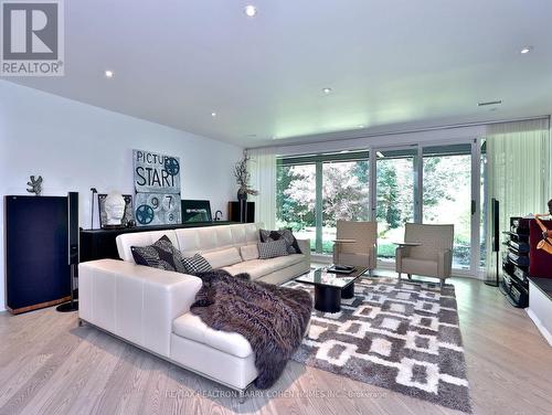 18 Timberglade Court, Toronto, ON - Indoor Photo Showing Living Room