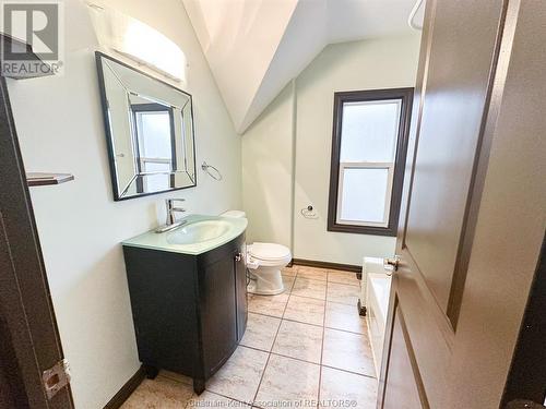 112 College Avenue South, Sarnia, ON - Indoor Photo Showing Bathroom