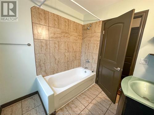 112 College Avenue South, Sarnia, ON - Indoor Photo Showing Bathroom