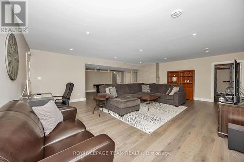 700 Mcmanus Avenue, Ottawa, ON - Indoor Photo Showing Living Room