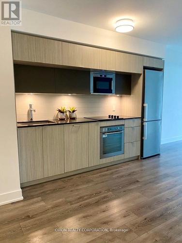 910 - 575 Bloor Street E, Toronto, ON - Indoor Photo Showing Kitchen