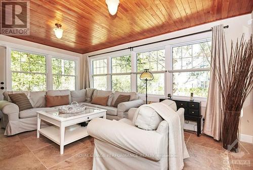 125 Lansdowne Road S, Ottawa, ON - Indoor Photo Showing Living Room