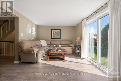 368 Duval Lane, Ottawa, ON - Indoor Photo Showing Living Room