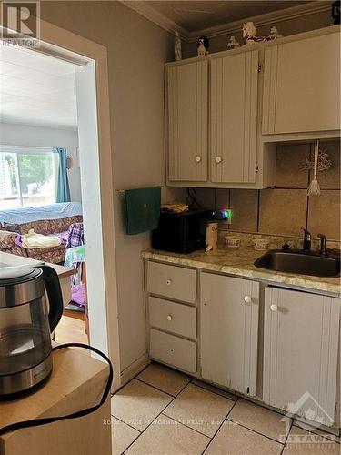 385-387 Regent Street, Hawkesbury, ON - Indoor Photo Showing Kitchen