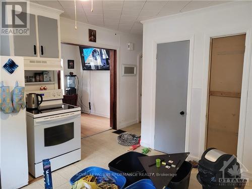 385-387 Regent Street, Hawkesbury, ON - Indoor Photo Showing Kitchen