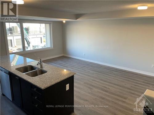 704 Kizis, Ottawa, ON - Indoor Photo Showing Kitchen With Double Sink