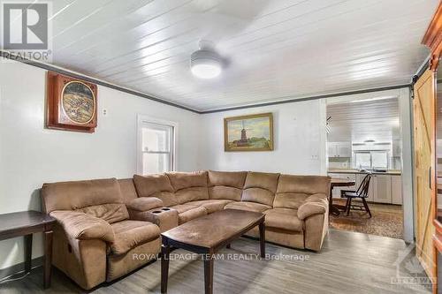 6804 6Th Concession Road W, Elizabethtown-Kitley, ON - Indoor Photo Showing Living Room