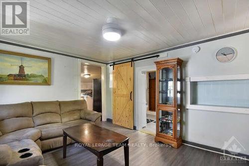 6804 6Th Concession Road W, Elizabethtown-Kitley, ON - Indoor Photo Showing Living Room