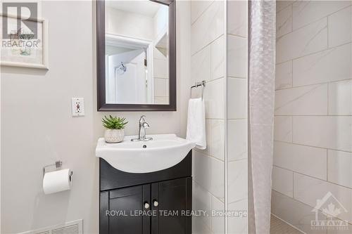 19 Farnham Crescent, Ottawa, ON - Indoor Photo Showing Bathroom