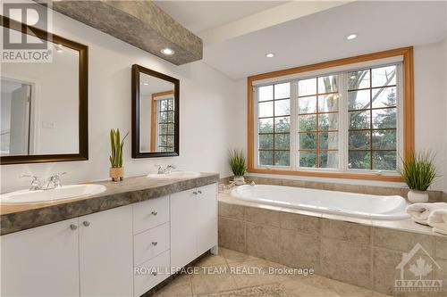 19 Farnham Crescent, Ottawa, ON - Indoor Photo Showing Bathroom