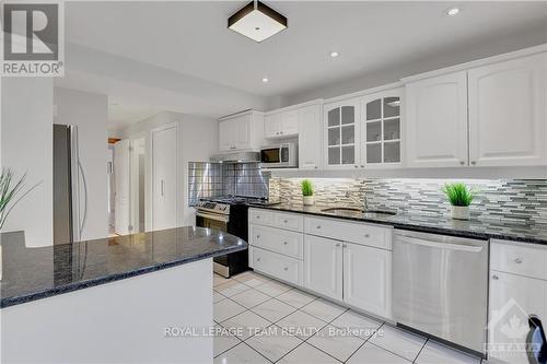 19 Farnham Crescent, Ottawa, ON - Indoor Photo Showing Kitchen With Upgraded Kitchen